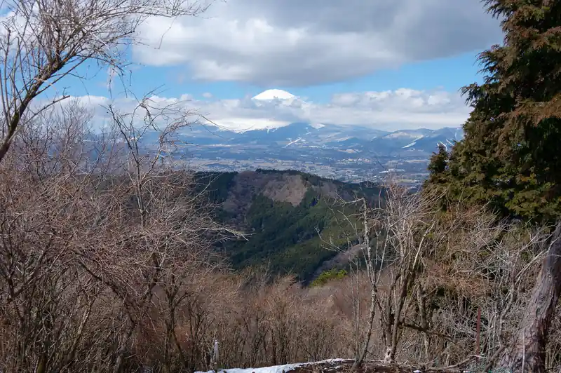 矢倉岳から降りる道中も景色が良い。