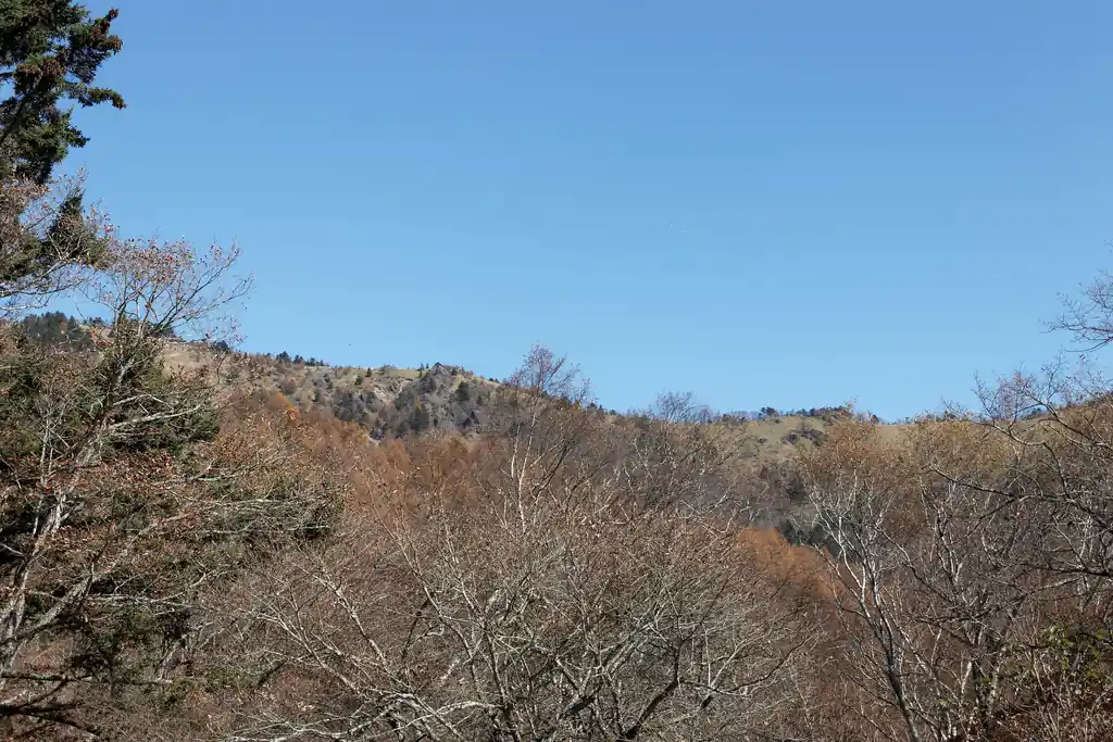 少し歩くと雷岩から介山荘に続く稜線が見える。今日は良い景色が期待できそうだ。