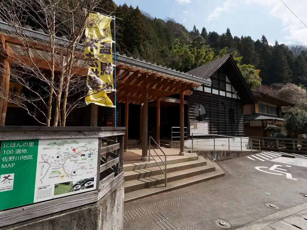 とりあえず和田バス停を目指して歩く。写真の場所は休憩所のようなもの。
昔、和田バス停から歩いて陣馬山に登った事があるのだが、その時寄ったような寄らなかったような…。