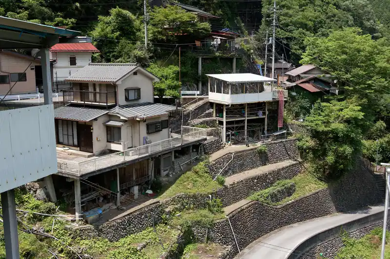 この地形によく家建てたなあ、という感じで集落がチラホラ。