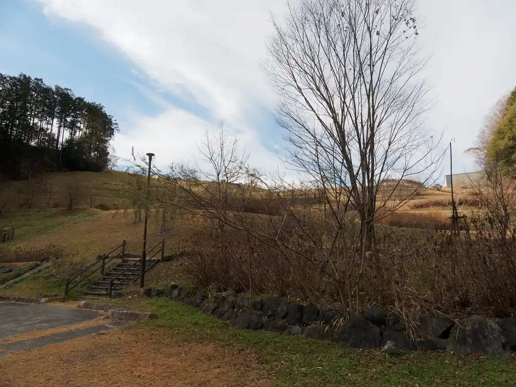 そのままのんびりと標高を落としていくと龍崖山公園。段々になった割と大きめの公園で、上の方に登っていくとトイレや自販機がある。
