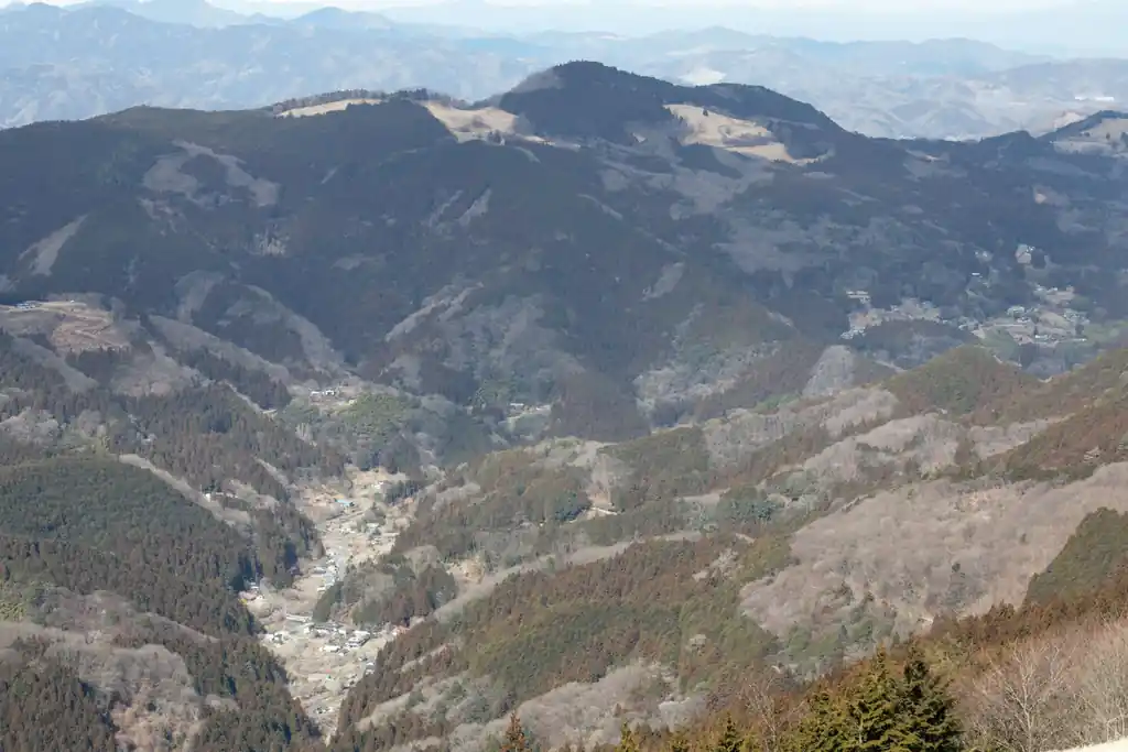 よく見ると白石車庫バス停が見える。これだけ見晴らしの良い山は、このあたりだとなかなかないですよ。