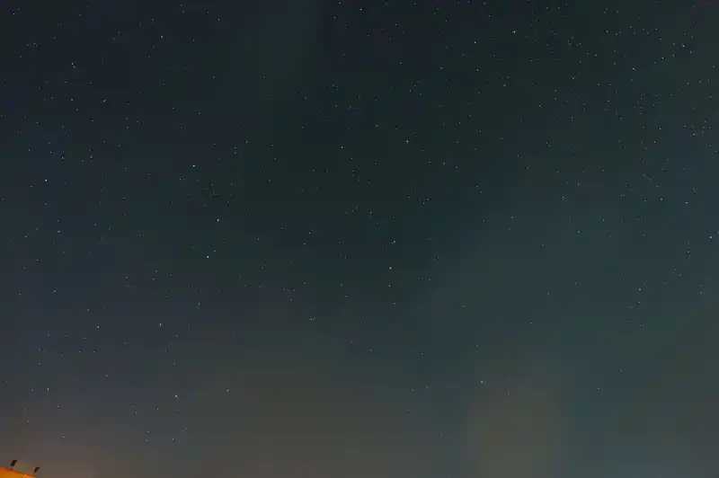 さて、そんなこんなでもう寝るか～と思っていたんですが、外に出てみるとそこそこ星が見えます。
これは星を撮るしかない！とミニ三脚と一眼カメラを持って外に出ました。