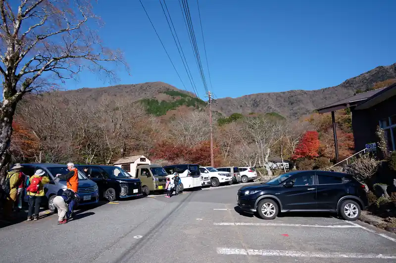9時30分、ようやく登山口の金時神社入口バス停に到着。片道3時間のバスの旅は長かった。
バス停のところが駐車場になっていますが、数人のハイカーが準備をしており、車もそこそこあることから人気の山であることが伺えます。