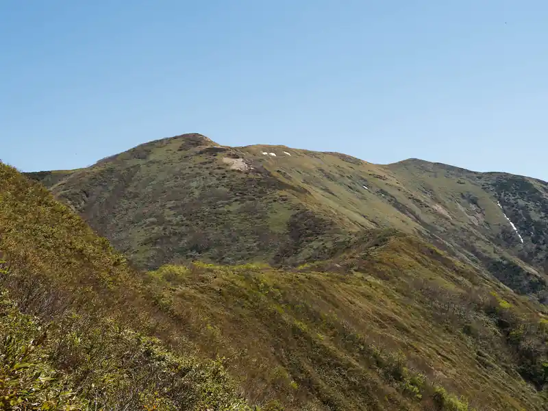 そしてこの稜線を歩いた先にあるのが9合目。中央のピークは平標山ではありません。