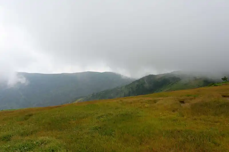 ようやく本物の中門岳らしき場所に到着。
あるのはベンチと池塘のみ。うっかり写真を撮り忘れたのだが、ベンチに座って撮った写真があるので、それで勘弁してほしい。