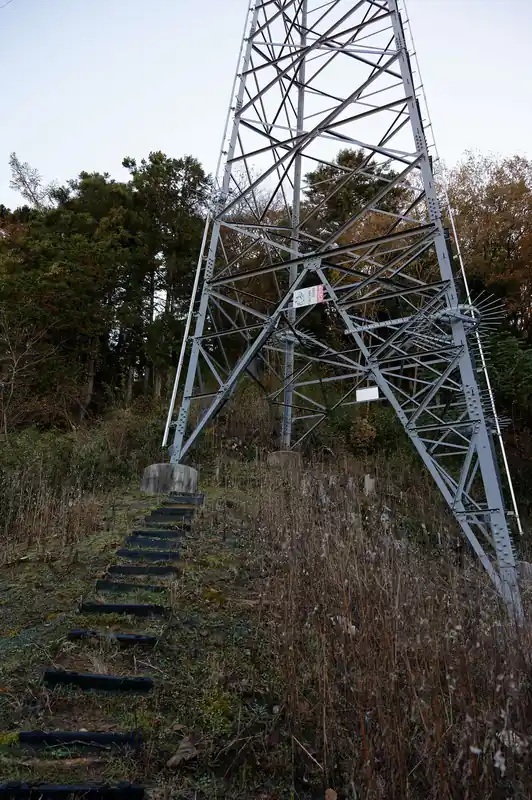 登っていってミニ鉄塔に出ました。ここまでは九十九折の道で歩きやすい。
