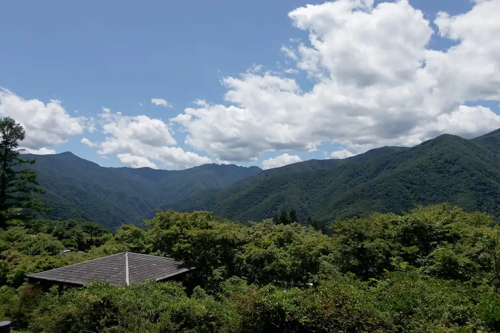 あらかた写真を取り終えたところで下山。
下山は表参道を下ります。