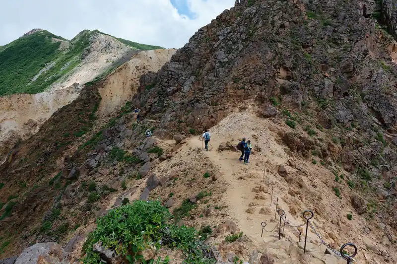 ここから山腹をトラバースする道へ。
ここも写真だと怖そうなんですが、鎖もあるし道幅もそこそこ広くて、それほど怖くありません。

まあすれ違いが発生すると厄介なので、反対側から登山者が歩いてこないか確認する必要はありますが。
