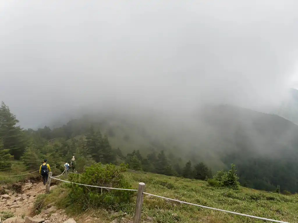 今から歩く稜線もガスっている…。