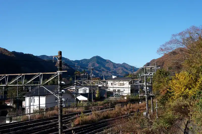 奥に見える山が倉岳山の模様。