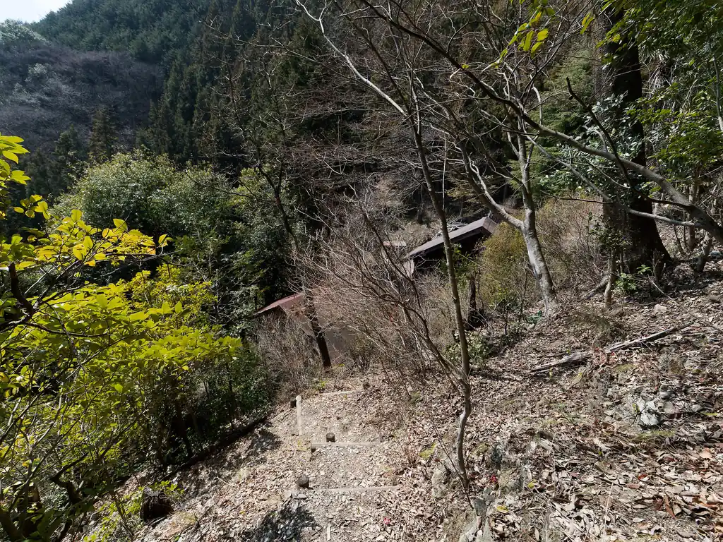 そのまま歩いていくと屋根が見える。
民家だろうか？
