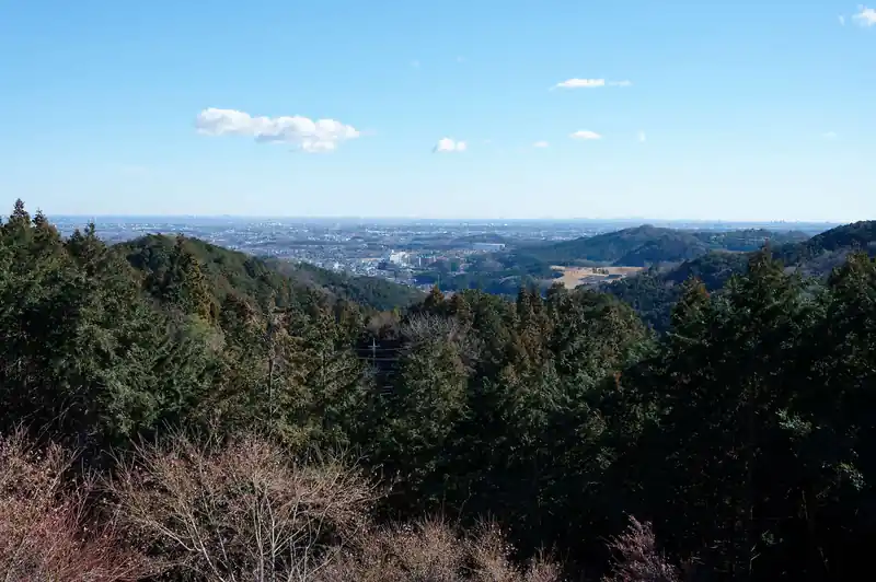 歩きやすい登山道を歩いて桂木観音前の展望台まで来ました。
標高は低く、近くに民家もあるようなところですが見晴らしは良い。
展望台は駐車場になっていて、3台くらい既に止まっていてあと1台分のスペースのみ。
