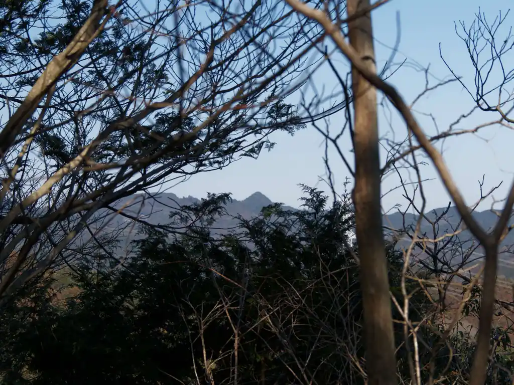 あの三角形の山なんだっけな…