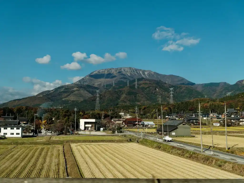  明日登る伊吹山が見えてきた。ぱっと見だと標高2000mくらいありそうな雰囲気があるけど、1377mである。武甲山が1304mなので、ほぼ一緒。どちらも石灰石の採掘所があるところも似ている。 