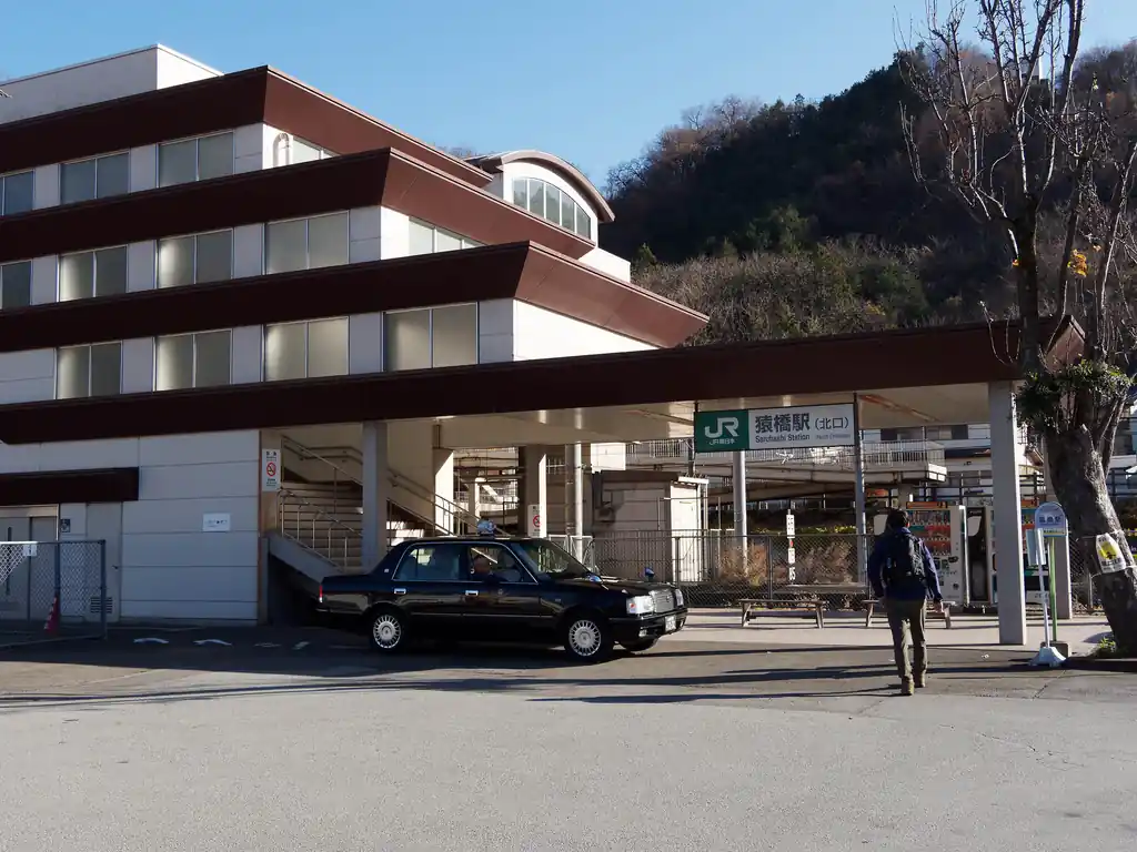 猿橋駅に到着。約13時30分。約4時間30分の山行だった。

百蔵山も扇山も眺めがよくて、山頂も広くて休憩しやすいし良い山だと思う。
百蔵山だけなら猿橋駅から登山口まで歩いていけばすぐ登れるし、扇山も鳥沢駅から歩いてすぐだ。
セットで登っても良いけど、単体で登っても面白いと思う。その場合は特に滑りやすい場所だったりもないので、山を始めたばかりの人が眺めの良い山を目的に登るのも良いと思う。