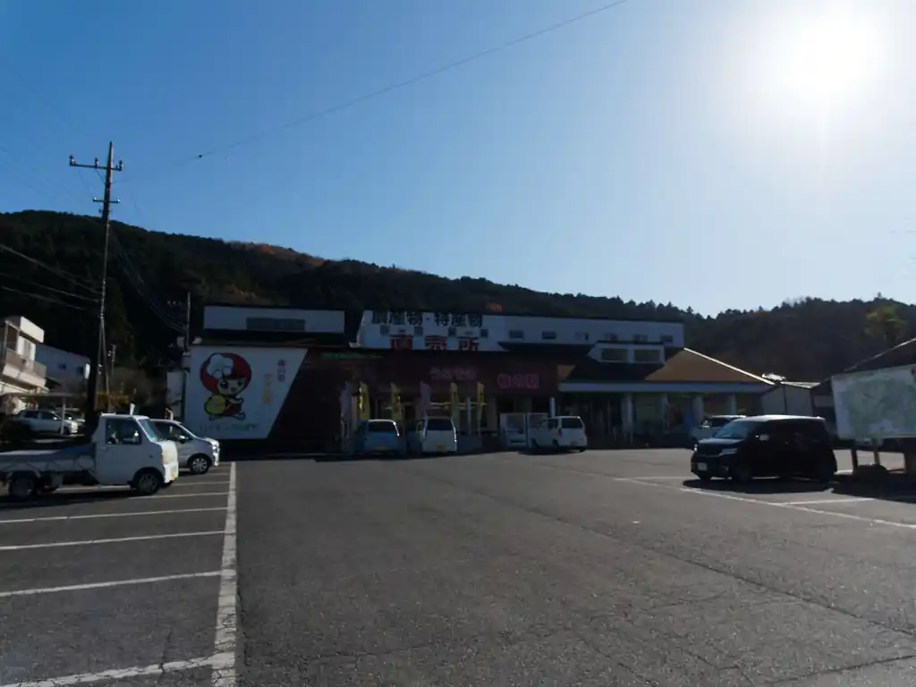 ピントがあっていないが梅の駅である。どうも越生でとれた農作物なんかを販売している物販所らしい。

野菜とかも売っていたけど、お土産のお菓子とか、梅干し、チューハイなんかの加工品も売っていて、お土産にお酒とお菓子を買ってみた。