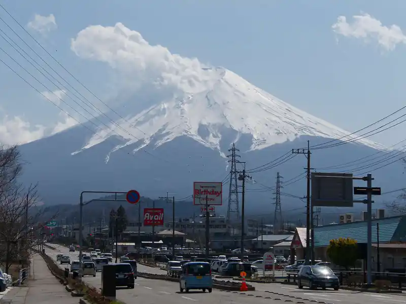 また眺めの良い交差点に戻ってきた。
午前中は穏やかだった富士山も、午後になり荒れ始めたのか山頂付近はガスがかかっている。