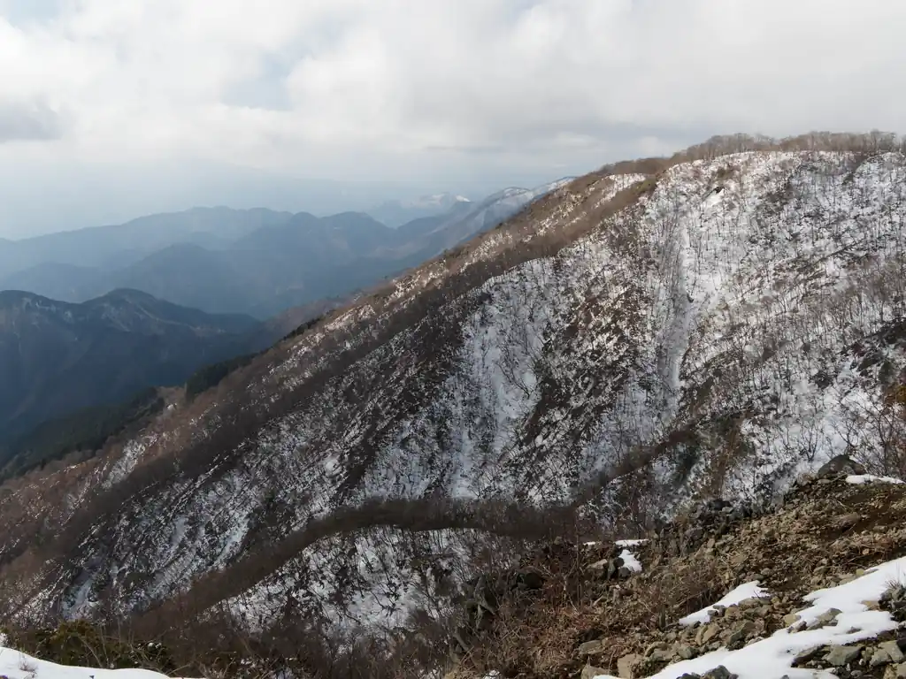 雲が少ないと奥に富士山が見えるんだけど…。