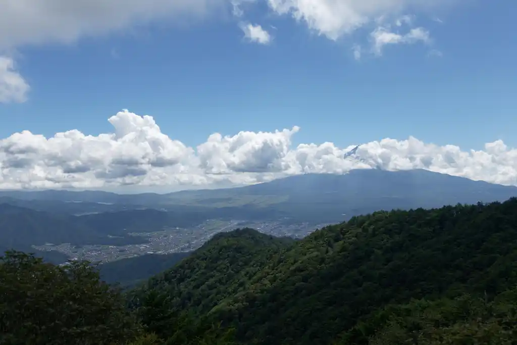 しかし眺めが良い山だ…。ところどころ見晴らしのいいスポットがあります。