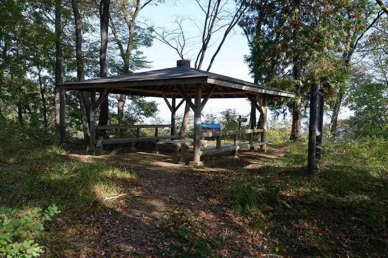 登りきって東屋のある円良田城山に到着。
誰かいるかな、と思ったんですが誰もおらず。流石に来るのが早すぎたか。