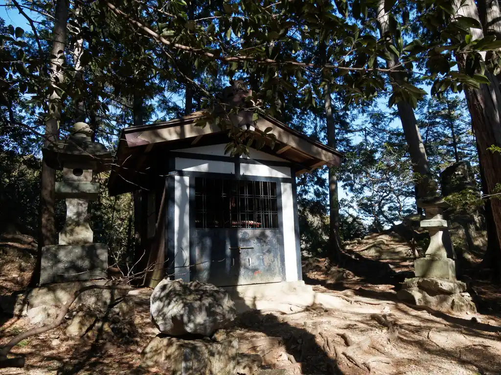 まあ登ったからってあるのは奥宮の祠だけなんですが。
