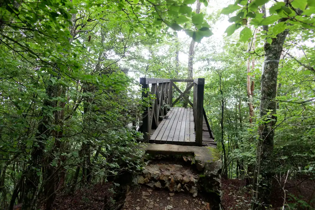 東峰のすぐそばに見晴らし台があったので、行って見る。