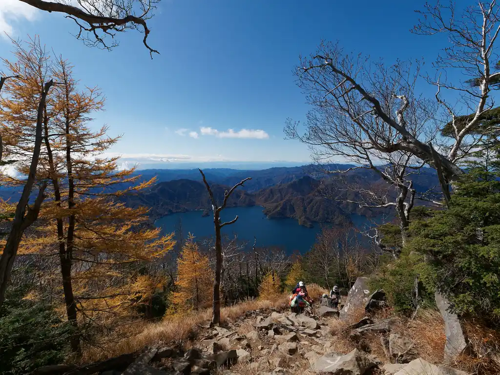 まだまだ登ってきている人は多く、4合目あたりまでは結構な数の登山者とすれ違いました。
若い人では小学生くらいの集団から、上は70歳オーバーとみられる方まで幅広い。