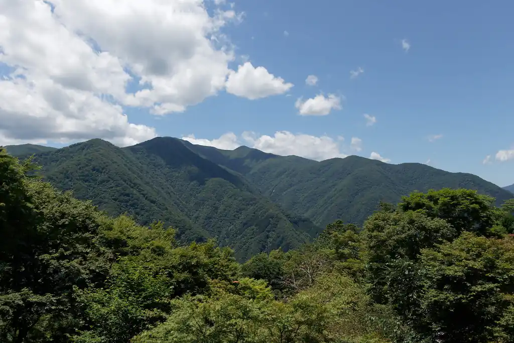 どっしりとした姿を見せる和名倉山。いつか登ってみたいところだが…。