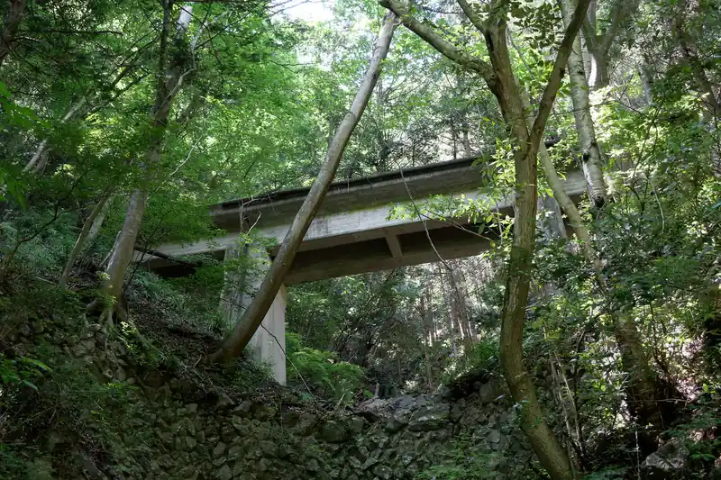 ところどころコンクリートの陸橋が見えるのだが、恐らくこれは水根貨物線。
昔、奥多摩湖を作るときに資材を運んだ線路らしい。今は当然機関車は走っておらず、放置されているのだが、好きな人はこの廃線を歩いていたりする。
途中、かなり危なっかしいところもあるようだが…。