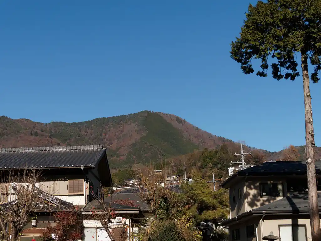 振り返ると百蔵山。良い山だった。