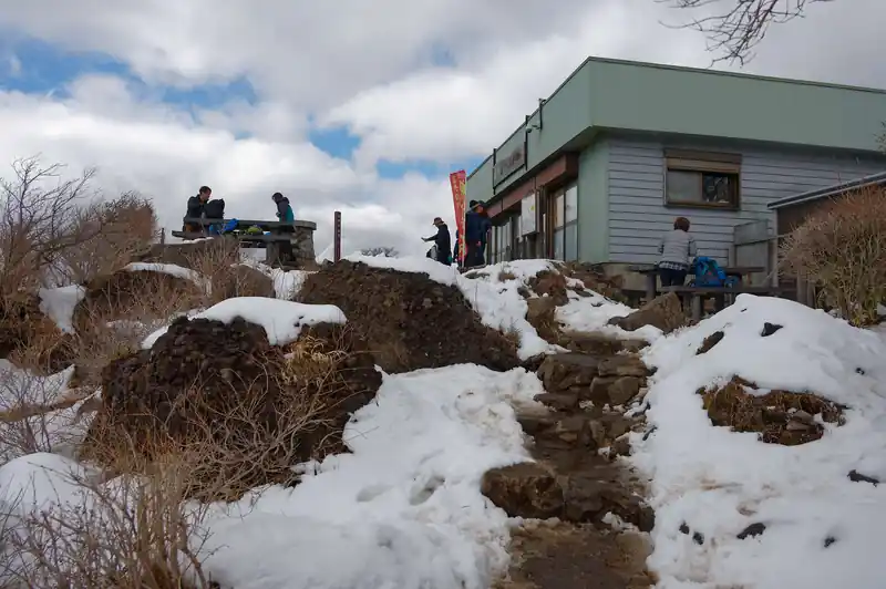 隅のベンチに座ってランチパックをかじりおえたら下山します。
途中、外国人登山者に、温かいティーが飲みたいんだけど、他にレストランないの？的なことを聞かれたんですが、今日はこの茶屋一件しか営業してません。
