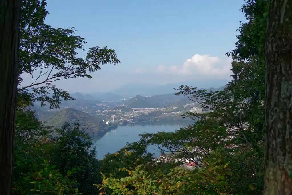 思っていた以上に早く山頂まで着くことができた。大体登山口から20分程度ってところだろうか。
青空も見えていて気持ちいい。