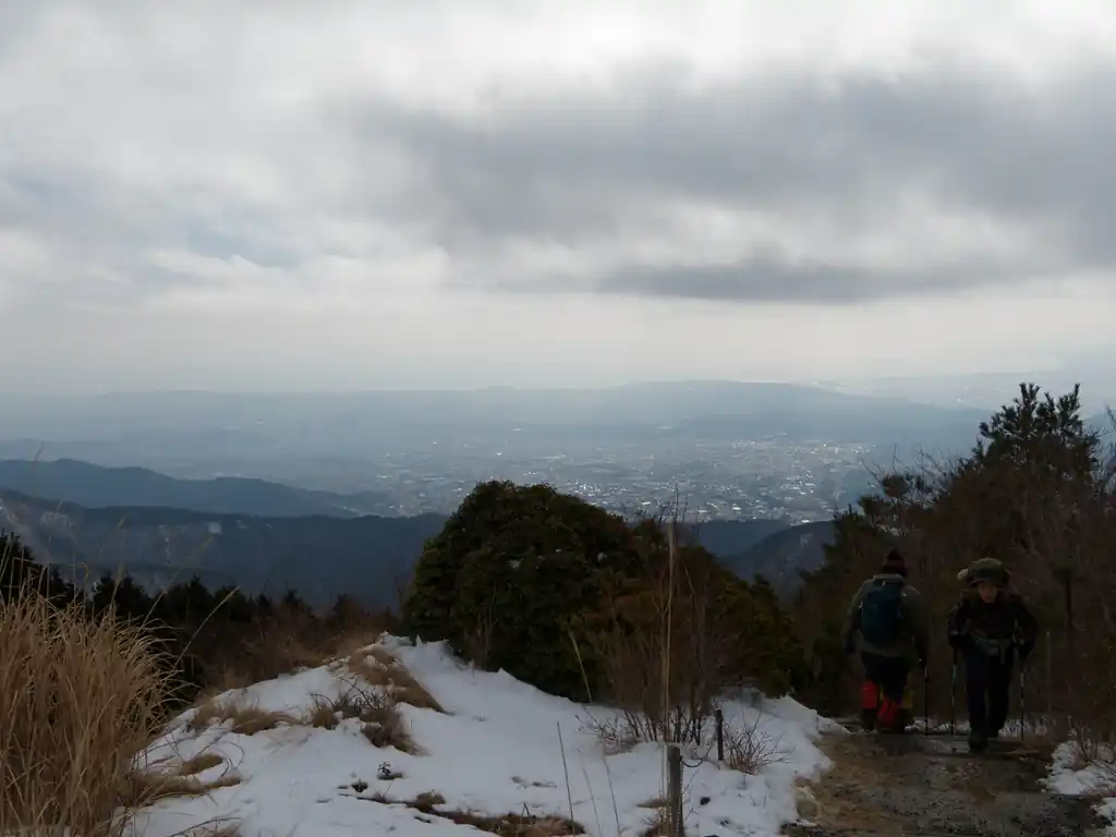 雲が多く、ベストコンディションではないが、眼下に街並みが見える。相模湾も見えないことはないが、大島までは見えない。