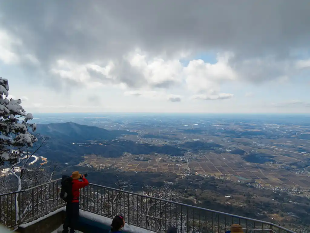 想像以上の景色が広がる。近くで他の登山者が、「関東平野って本当に平らなんだね～」と話していたが、いや、まったく。