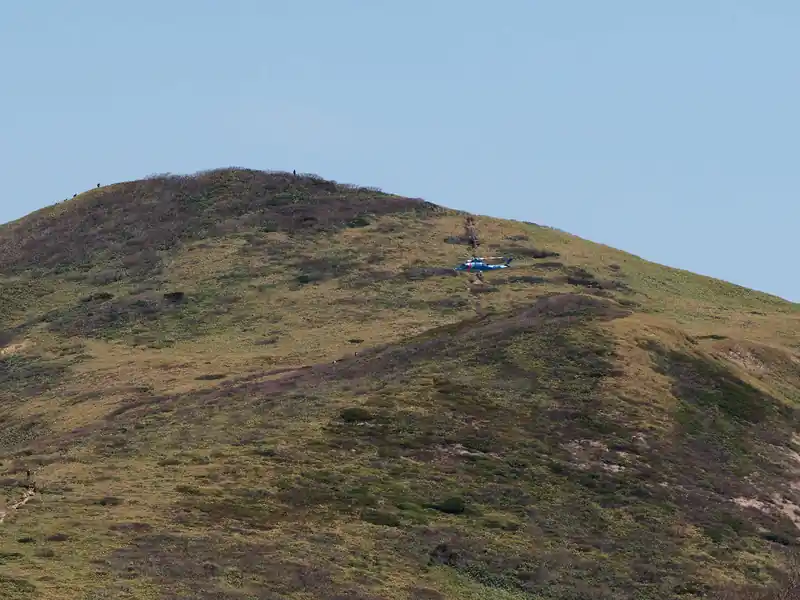 やけにヘリの音がするなあ、と思ったら前仙ノ倉山あたりの登山道上にヘリがホバリングしていた。遭難者の救助だろうか？（捻挫？の要救助者の手当をしていたらしい、という噂）