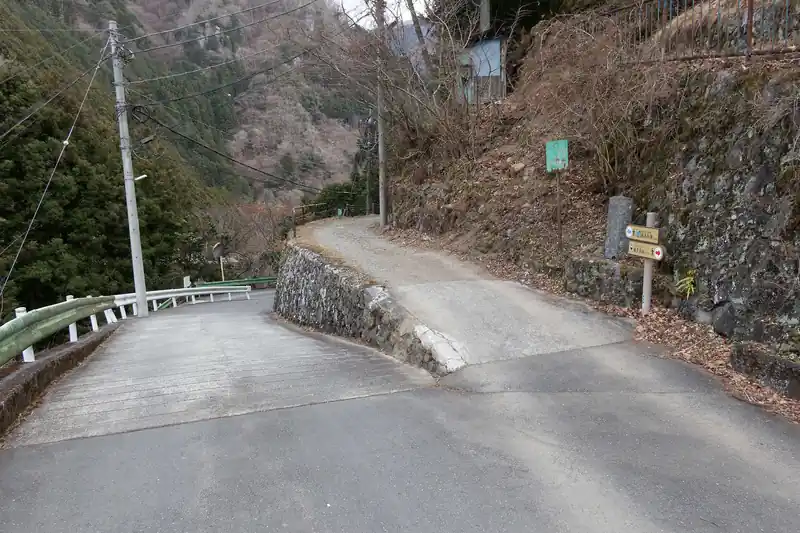 境橋を過ぎて奥多摩むかし道を歩いていきます。右側は奥多摩湖に続く道の模様。
ハンノキ尾根もここから歩くのかな、と思っていたが、どうやらこの写真手前側のもう一個の坂道がハンノキ尾根に続く模様。