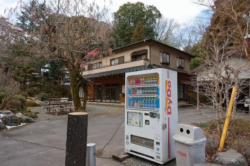 自販機もあり。茶屋は営業してないっぽい。
