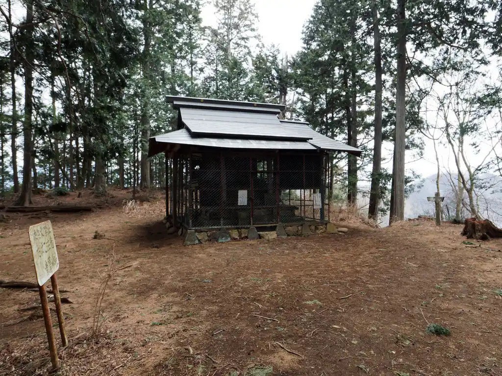 惣岳山山頂に到着。
思っていたより広くて平ら。そして立派な社。