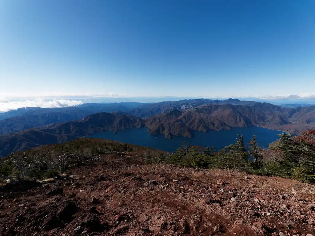 振り返ると中禅寺湖を見下ろすことができました。
まさに絶景！低山では味わえない景色です。
いや～～来てよかった。ここに来るまで何度引き返して帰ろうか考えたことか！
