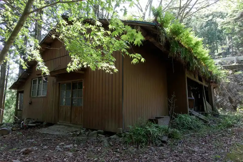 集落から降りていく道の途中にも廃屋。懐かしいブラウン管テレビが放置されていた。