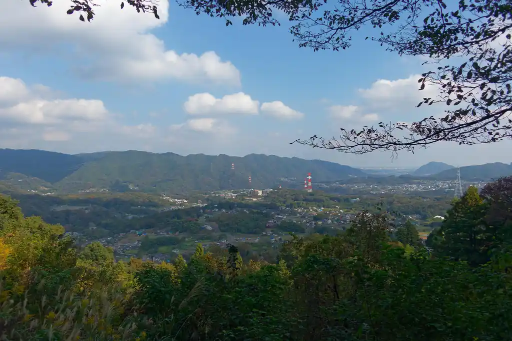 少し進んだあたりからも、南高尾の山並みが見て取れる。