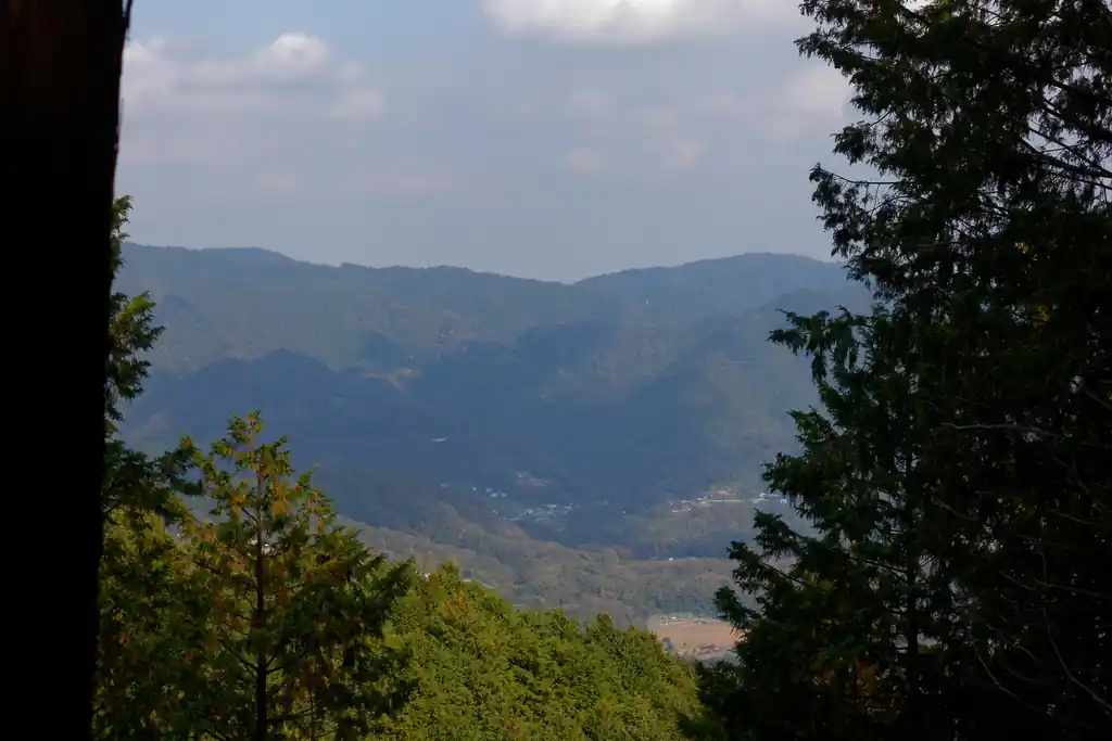 樹間からまたしても景色が見えた。これは確か明王峠のあたりだったと思う（ハッキリ覚えてないので、あんまり当てにしないでほしい）。