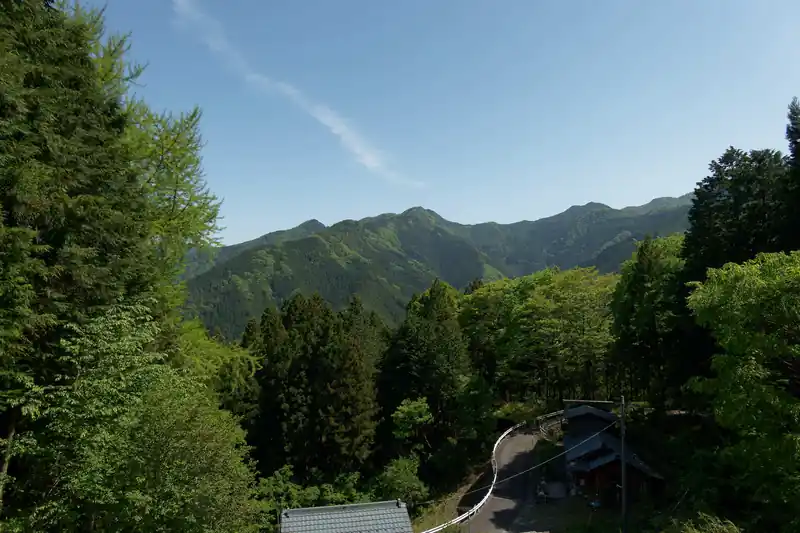 集落に出て、一安心。予想より暑かったこともあり、水がなくなったら嫌だな～とか考えていたのだが、問題なかった。
結局2リットル持っていって消費は1.5リットルくらいだったかな。
途中水場、山小屋等もなく補給はできない。