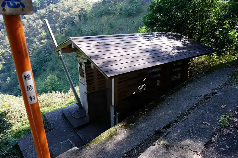 すると公衆トイレへ。