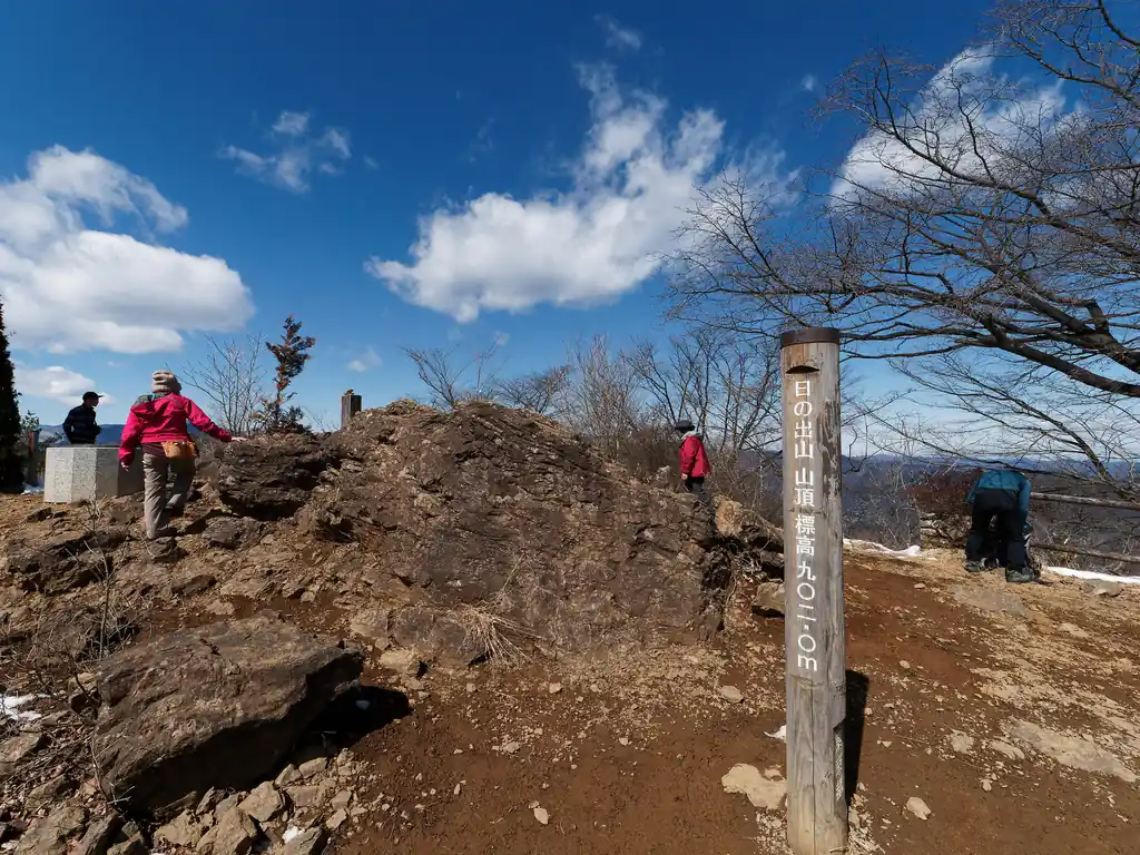 ようやく山頂に到着。この日は天気が良いこともあってか、山頂は大勢の登山者で賑わっていた。
ほとんどベンチは埋まってしまっているので、座る場所を確保するのがなかなか大変だった。
