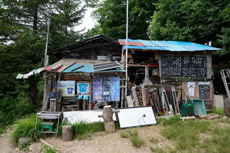 ずんずん登っていって七ツ石小屋に到着。
ここで休憩。