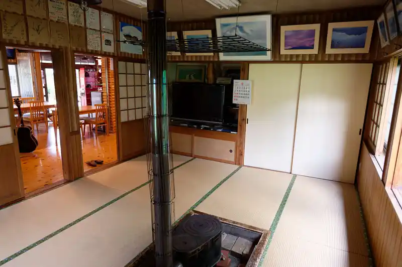 談話室には大きめのテレビもあって、DVDが見れるらしい。