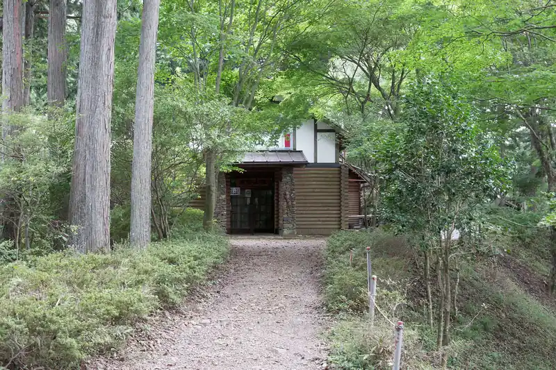 東雲山荘。山荘と言っても素泊まり限定で、売店なんかはありません。それも、ソロで気軽に泊まれるようなものではなく、グループで申し込まないと泊まれないちょっと特殊な山荘です。