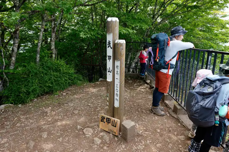 神社の奥に行くと山頂。
相変わらず大勢の登山者が景色を楽しでいます。